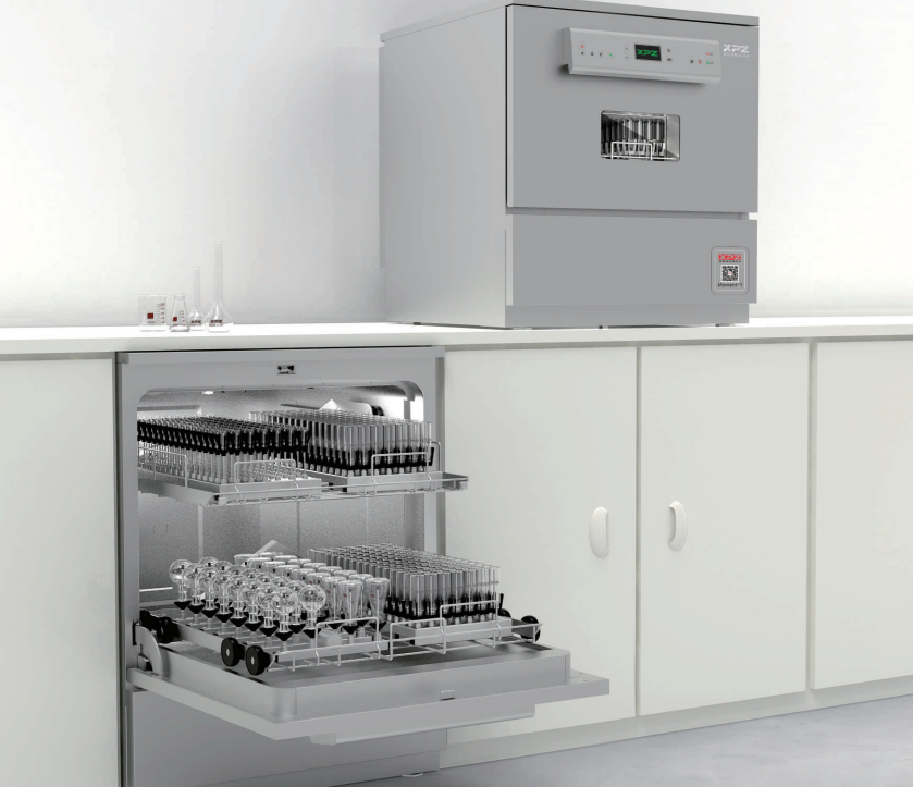 使用全自動實驗室洗瓶機時，怎樣放置待清洗器皿？