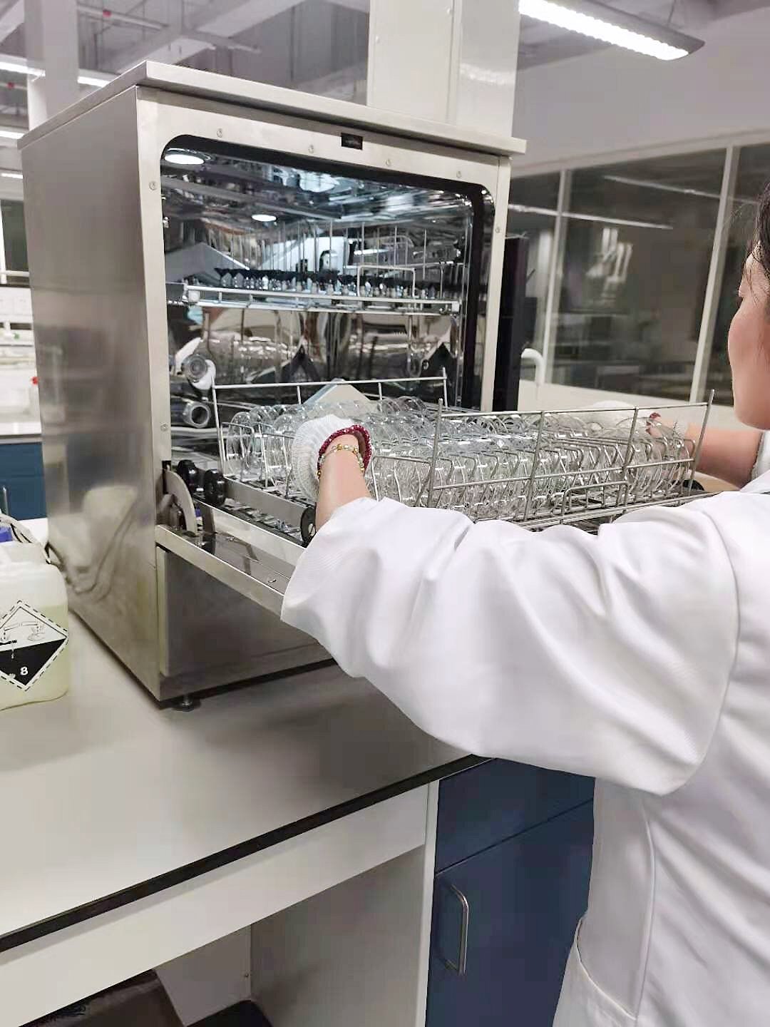 國際貿(mào)易持續(xù)發(fā)展，喜瓶者洗瓶機(jī)如何幫助海關(guān)減輕檢測(cè)工作